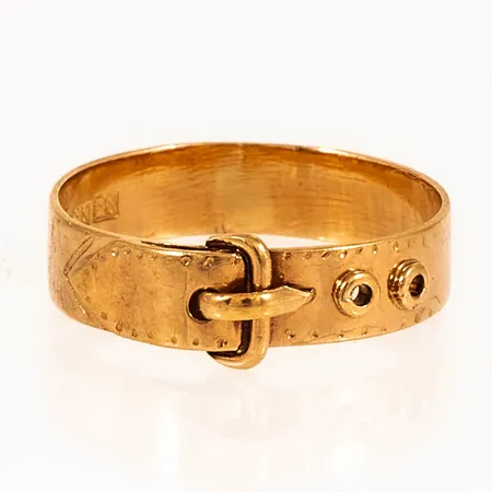 Ring bälte stl: 15½ bredd 4 - 5,5 mm 1,8g 18K. Tillverkad 1956 av J Petterssons Eftr Juvelerar AB i Stockholm.