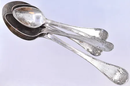 5 skedar modell Gammal Fransk längd 12, 14 och 18 cm, en nysilver sked medföljer silver 830/1000. Vikt: 35,4 g