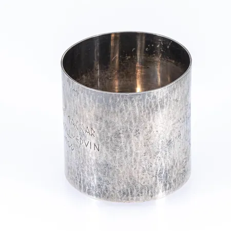 Supkopp i silver med personlig gravyr. Höjd 47 mm. 63,7g 830/1000.