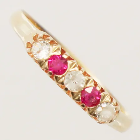 Ring med vita samt röda stenar stl:18½, bredd 2,2-3,6mm aningen skev 18K Vikt: 1,9 g