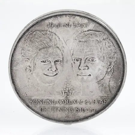 Jubileumsmynt Kungabröllopet 19 juni 1976 Konung Carl XVI Gustav och Drottning Silvia, Ø36mm, nominellt värde 50kr, silver 925/1000, 27 g.