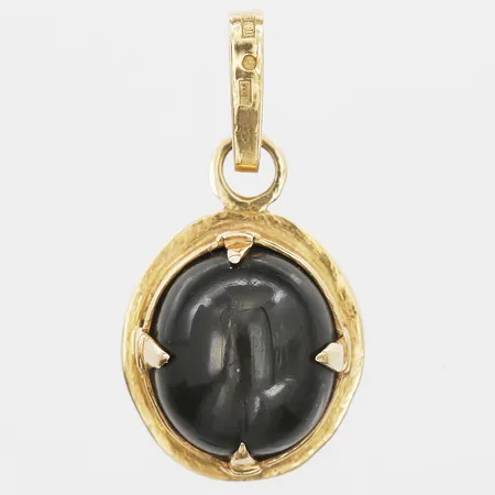 Hänge med svart stjärndiopsid, ca 33,10ct, höjd 45mm inklusive ögla, tillverkad av José Martin Ateljé AB, Bålsta 1989, 18K guld, bruttovikt 16,1gram Vikt: 16,1 g