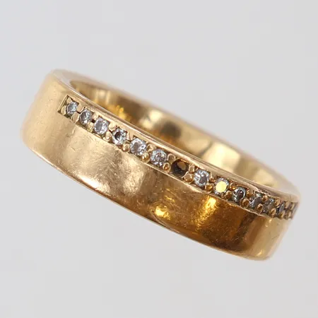 Ring med diamanter 14 x 0,01ct en saknas, stl:17½ bredd 6mm, gravyr, Schalin, 18K Vikt: 10,9 g