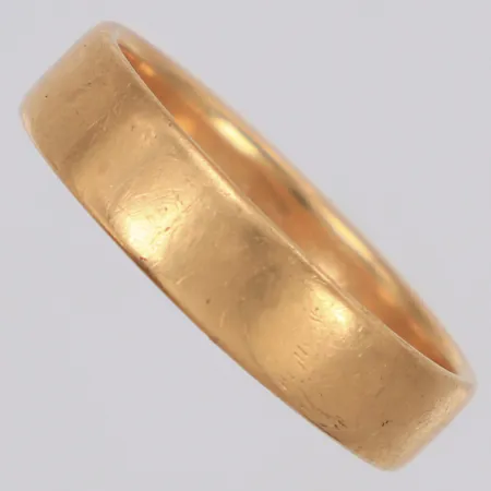 Ring slät, stl:20½, bredd 5mm, gravyr, 18K Vikt: 7,7 g