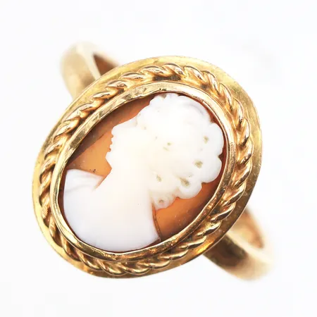 Ring med camé, stl:18¼, bredd ca 2,4-17,6mm, gravyr,  18K. Vikt: 5,2 g