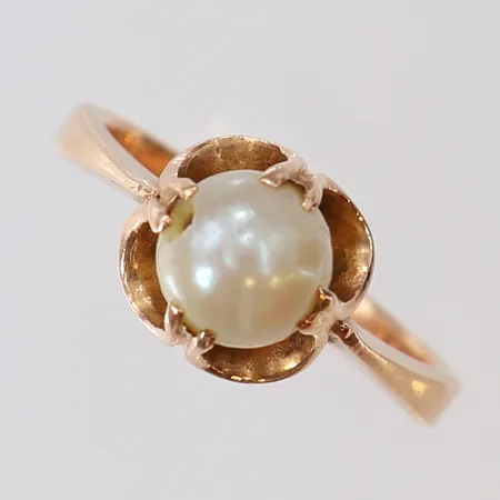 Ring med pärla stl:16¾ bredd 9mm 14K Vikt: 3,9 g