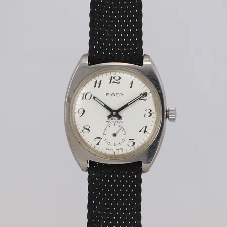 Herrur Eiger, Ø36,3mm, stål, manuell, sekundvisare, boettnr 2253, repor, flygplansgravyr, tygband.