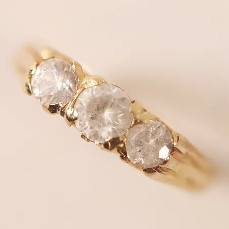 Ring med syntetiska vita spineller, stl: 16¼, 18K guld Vikt: 3,1 g