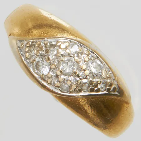 Ring med diamanter 3xca0,04-0,05ct + åttkantslipade diamanter 6 x ca 0,01ct, stl:15½, bredd:2-8mm, 18K Vikt: 3,8 g