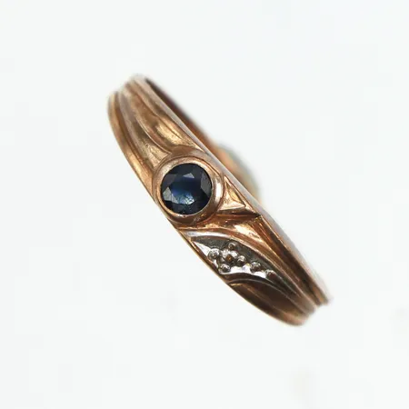 Ring med sten, stl:14½, bredd ca 1,9mm, 8K. Vikt: 0,9 g