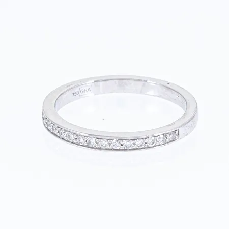 Ring med 18 x ca 0,005ct briljantslipade diamanter stl:14½ bredd 1,7-1,9mm, stämplad GHA (Guldfynd), vitguld 18K 2,0g.