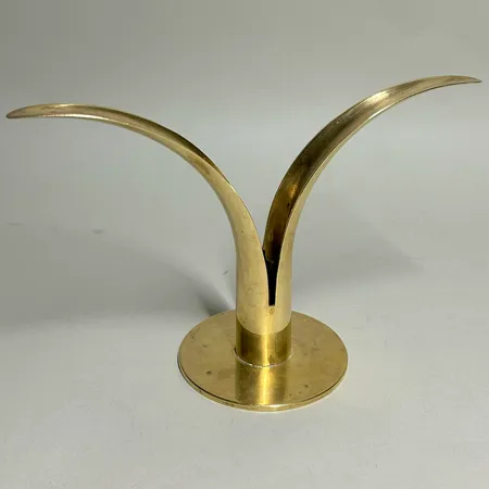 Ljusstake "Liljan" eller "The Lily" design Ivar Åhlenius-Björk (1905-1978) tillverkad av Skultuna mässing stämpelmärkt, modellen formgavs till Världsutställningen i New York 1939, höjd 13,5cm bredd 20,5cm, fläckar, vaxrester, bruksslitage