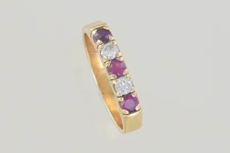 Ring med diamanter 0,20ct/röda stenar stl: 18, 18K   Vikt: 4,6 g