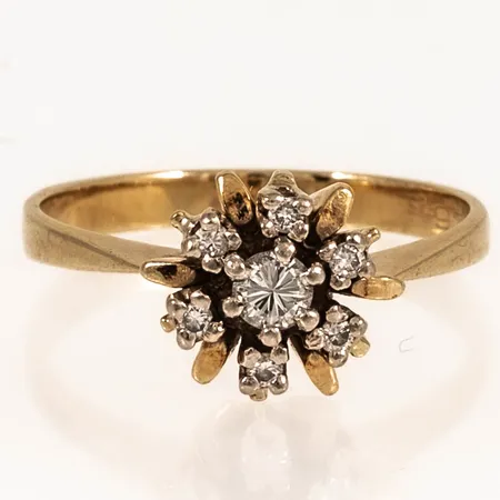 Ring med 7 briljantslipade diamanter totalt 0,16ct enligt gravyr, stl:16 bredd 2,1-8,5mm, 14K 2,9g.