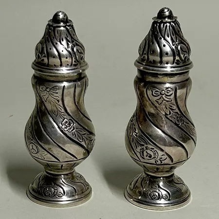Salt och Pepparkar mönstrade längd 10,5cm, kattfot, silver 830/1000 Vikt: 82 g