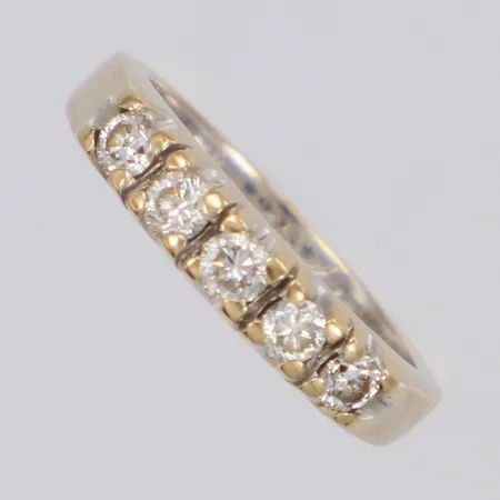 Ring med diamanter 5 x 0,07ct, enligt gravyr 0,35ct, vitguld stl:15, bredd 3,6mm, personlig gravyr, 18K Vikt: 3,8 g