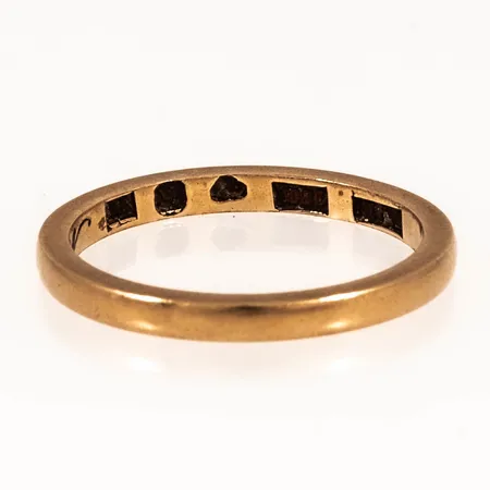 Ring slät stl:17 bredd 2mm, vassa kanter, gravyr, 18K 2,7g.