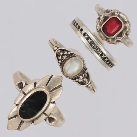 4 ringar med stenar, slitage, defekt, 925/1000 silver Vikt: 6,7 g