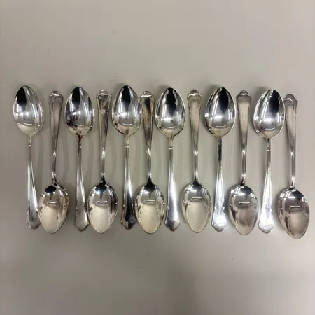 12 matskedar, längd ca 18cm, modell Chippendale, GAB, år 1964, en med gravyr 830/1000 silver Vikt: 448,6 g