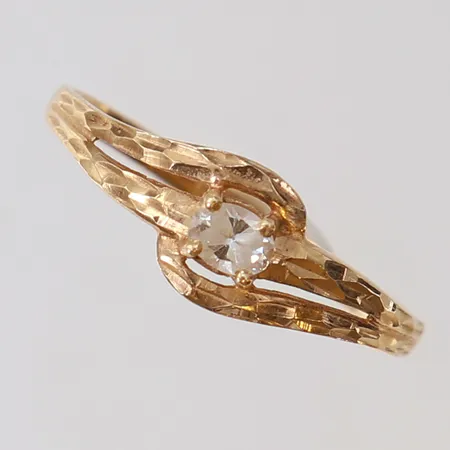 Ring med vit sten stl:18½ bredd 7mm något skev 18K Vikt: 1,4 g