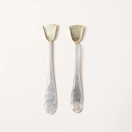 Salt- och sockersked modell "Gammal Fransk", längd 10,7cm, Nils Johan Hagman, Sundsvall 1836, gravyr, silver 830/1000. Vikt: 13,6 g