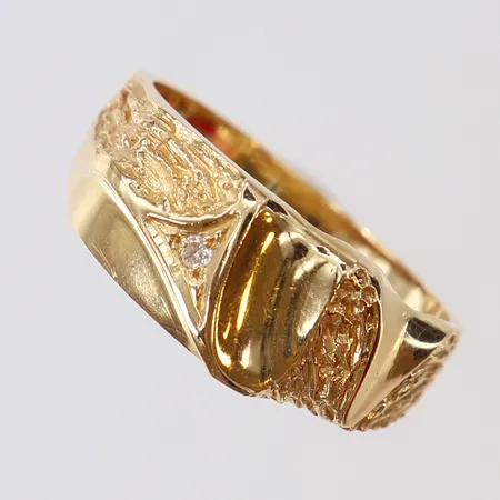 Ring med åttkantslipad diamant 0,02ct stl:20 bredd 9mm 18K Vikt: 5,3 g