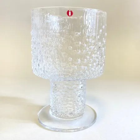 Glas på fot Ittala modell "Hopla" höjd 14cm Ø9cm, design av Tapio Wirkala, etikettmärkt Skickas med paket.
