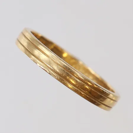 Ring stl:15 bredd 3mm gravyr 18K Vikt: 2 g