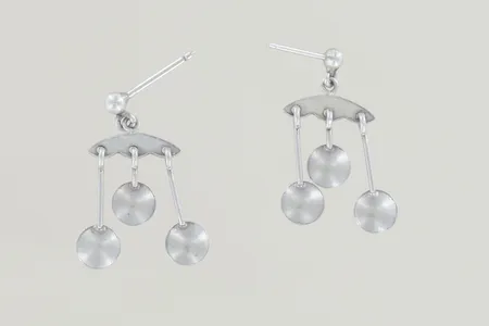 Ett par örhängen längd 2,7 cm, ploppar saknas silver  Vikt: 2,5 g