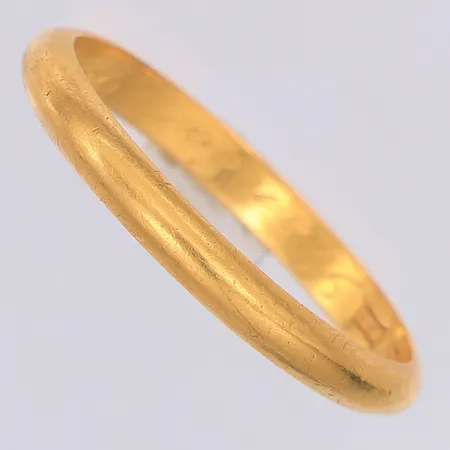 Ring slät stl:21¾, gravyr, 23K Vikt: 4,9 g