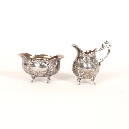 Gräddkanna och sockerskål med förgylld insida, nyrokoko, höjd 7cm och 5cm, bredd 7cm och 8,5cm, Gewe Silvervarufabriken AB, Malmö 1956, silver 830/1000. Vikt: 140,8 g
