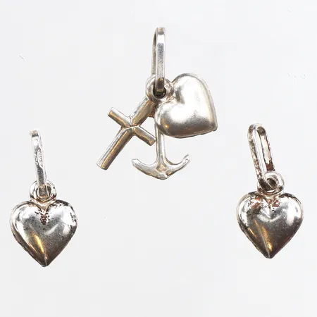 3 Hängen, längd ca 16mm, bredd ca 8mm, 925/1000 silver. Vikt: 2,3 g