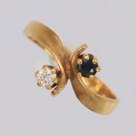 Ring med blå sten och briljantslipad diamant ca 0,05ct, stl:15½, bredd 8,6mm, defekt, bucklig, 18K