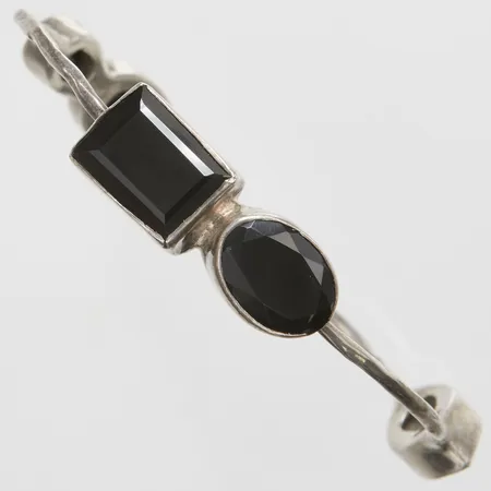 Armring med onyx, innermått: ca.65-68,5mm, bredd: 2-11mm, armringen är något skev, silver 925/1000 Vikt: 14,9 g