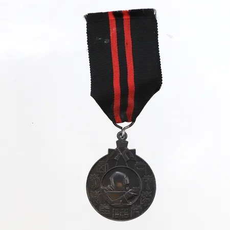 Minnesmedalj, Finland, från Vinterkriget 1939-1940. Inskription "Summo In Periculo Fautoribus Adiutoribus Finlandia Memor". Ø 34 mm, trasigt band.