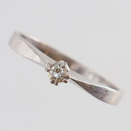 Ring med diamant 1 x 0,08ct enligt gravyr stl:16½ bredd 2-3,5mm vitguld 18K. Vikt: 2 g