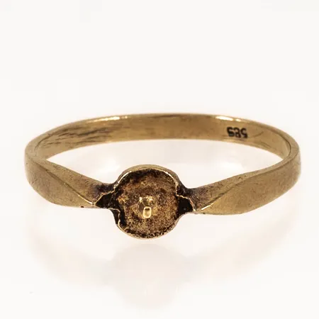 Defekt ring, skev, saknar pärla, 14K 1,3g.