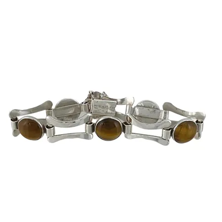 Retro Armband 1970-tal silver, Tigeröga, inre mått ca. 19,0 cm, bredd 15,5 mm, säkerhetskedja, tillverkad av Victor Janson Guldvaru Ab Lindesberg 1974 (Z9), stenar utan anmärkning Vikt: 30,7 g