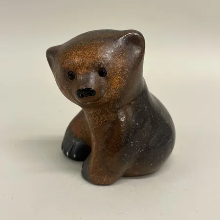 Figurin Brunbjörn stämplad 6011 Thomas Hellström, Nittsjö, märken på huvud, lergods Skickas med paket.