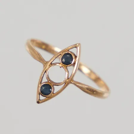 Ring med blå stenar stl:17¼ bredd 1,5-13,4mm, en sten saknas, 18K, Vikt: 1,3 g