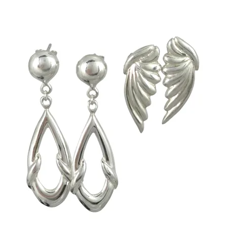 Örhängen i silver två par, örhängenas storlek 10x26 mm / 14x46 mm, två ploppar saknas Vikt: 9,9 g