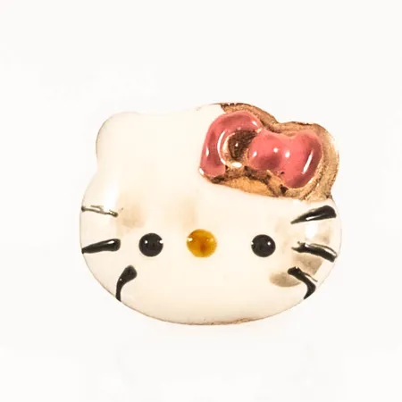 Ett udda örhänge Hello Kitty med emalj, 18K 0,3g. 