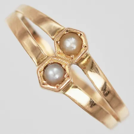 Ring med två små pärlor stl: ca 17 bredd: ca 2-8mm skev 18K  Vikt: 1,1 g