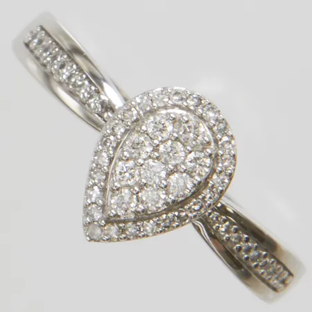 Ring med diamanter 10xca0,01ct + åttkantslipade diamanter 42xca0,005ct stl: 15, bredd: 1,5-8,5mm, GHA, vitguld, 18K Vikt: 2,6 g