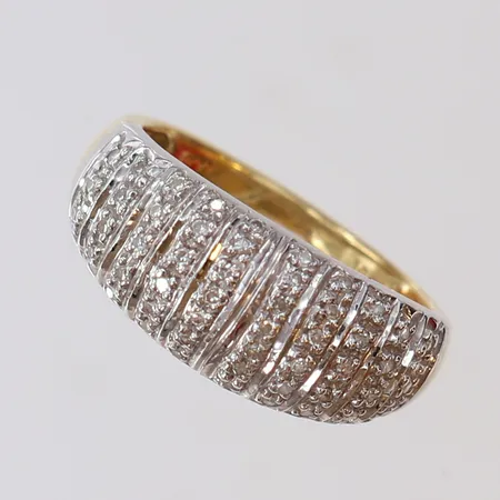 Ring med åttkantslipade diamanter 50 x 0,005ct, stl:16½, bredd 8mm, 18K Vikt: 4,1 g