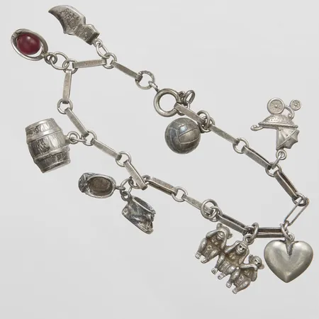 Armband med åtta integrerade berlocker, längd: 18,5cm, en tom berlockögla, silver 835/1000 Vikt: 17,9 g