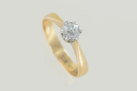 Ring med diamant 0,50ct, stl 18¾ inneslutningar nagg 18K   Vikt: 3,5 g