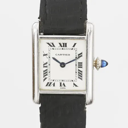 Damur Cartier Tank Louis, 18K vitguld, manuell, 21x28mm, ref-nr: 78087, serie-nr: 1692, 70-tal, paris-urtavla, original-läderband och viklås i vitguld, förlängningsdel gjord av Kaplans, åldersbetingat bruksslitage, sliten box. Vikt: 32,6 g