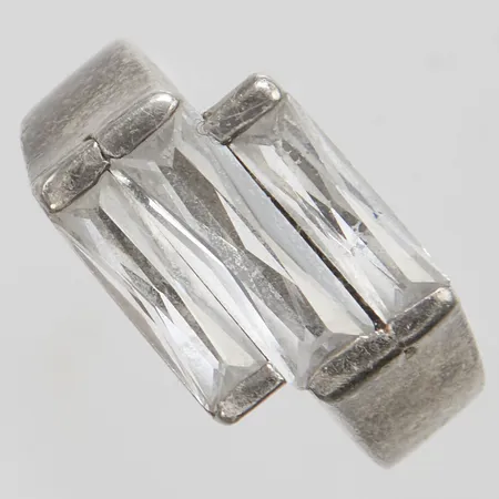 Ring med cubic zirconia, stl:17¼, bredd: 3,7-10,3mm, silver 925/1000 Vikt: 8,3 g
