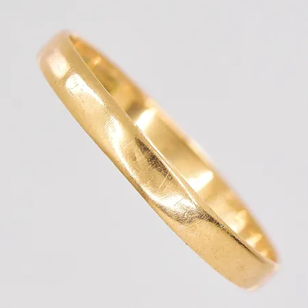 Ring stl:19 bredd 2,6mm gravyr 18K Vikt: 1,5 g